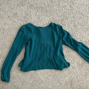 Cloth & Stone Women’s long sleeve blouse with peplum bottom and wide arm sleeves